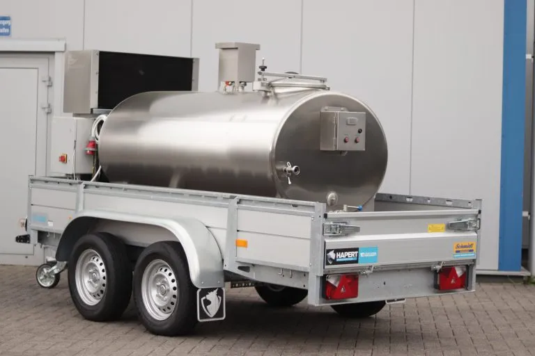 Mobile milk cooling tank